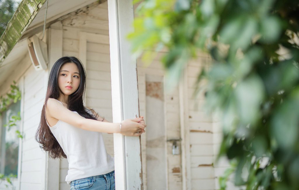 “血腥味儿~”虎卫统领抬头，冷冷的看向前方，沙哑的声音里，带着一股对鲜血的狂热，山道上空无一人，远处已经能够看到的军营也是冷清清一片，看不出有丝毫人烟。